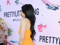 Kylie Jenner w wykrojonej pomarańczowej sukience